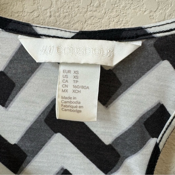 H&M Conscious Black and White Chevron Top - Picture 3 of 5